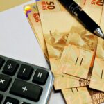 Dinheiro e calculadora salário