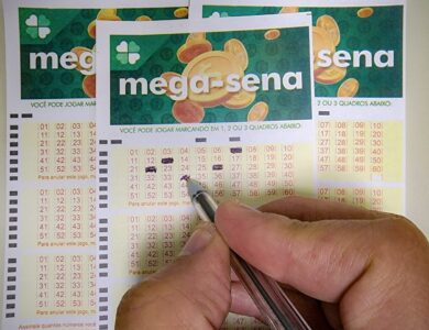 Foto de um bilhete da Mega-Sena, sorteio realizado pela Caixa Econômica Federal.