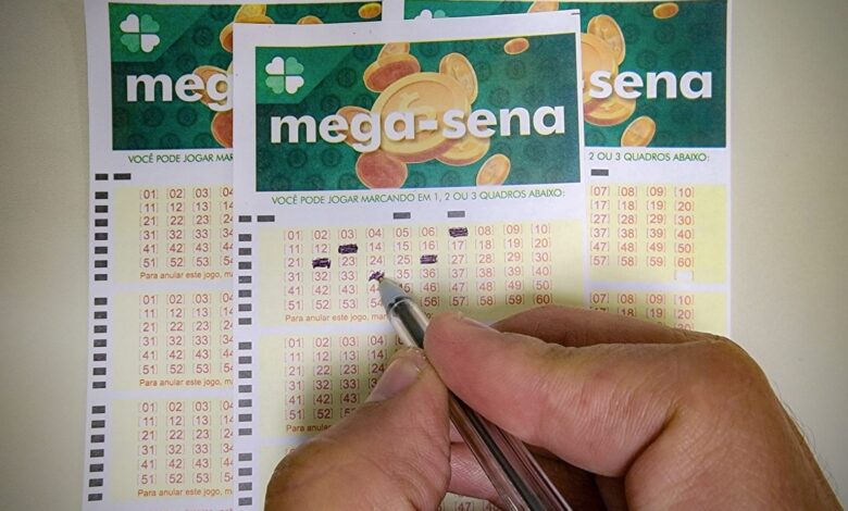 Foto de um bilhete da Mega-Sena, sorteio realizado pela Caixa Econômica Federal.