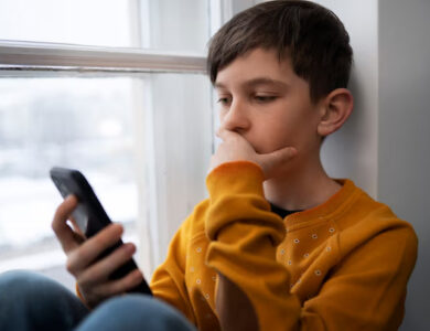 Criança no celular freepik