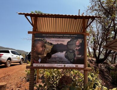 Placa de entrada para território Quilombola Kalunga, em Goiás. (Foto: Letícia Maciel)