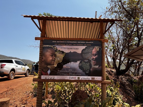 Placa de entrada para território Quilombola Kalunga, em Goiás. (Foto: Letícia Maciel)