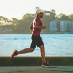 Imagem mostra homem praticando atividade física (Foto: Freepik)