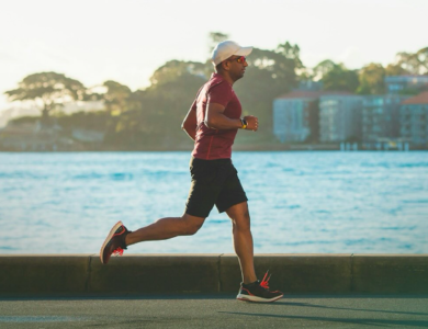 Imagem mostra homem praticando atividade física (Foto: Freepik)